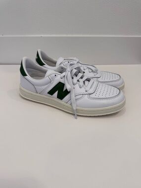 NWOB New Balance T500 Unisex White Sneakers with Green 'N' Men 7 Women 8:5